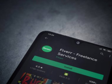 Lod, Israel - 8 Temmuz 2020: Fiverr uygulama oyun mağazası sayfası koyu mermer taştan arka planda siyah bir cep telefonu ekranında. Üst görünüm düzlüğü kopyalama alanı ile yatıyordu.