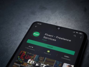 Lod, Israel - 8 Temmuz 2020: Fiverr uygulama oyun mağazası sayfası koyu mermer taştan arka planda siyah bir cep telefonu ekranında. Üst görünüm düzlüğü kopyalama alanı ile yatıyordu.