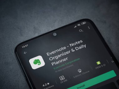 Lod, Israel - 8 Temmuz 2020: Evernote uygulaması oyun mağazası sayfası koyu mermer taştan arka planda siyah bir cep telefonu ekranında. Üst görünüm düzlüğü kopyalama alanı ile yatıyordu.
