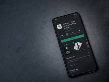 Lod, Israel - 8 Temmuz 2020: Evernote uygulaması oyun mağazası sayfası koyu mermer taştan arka planda siyah bir cep telefonu ekranında. Üst görünüm düzlüğü kopyalama alanı ile yatıyordu.