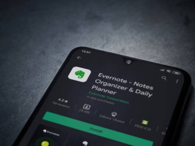 Lod, Israel - 8 Temmuz 2020: Evernote uygulaması oyun mağazası sayfası koyu mermer taştan arka planda siyah bir cep telefonu ekranında. Üst görünüm düzlüğü kopyalama alanı ile yatıyordu.