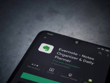 Lod, Israel - 8 Temmuz 2020: Evernote uygulaması oyun mağazası sayfası koyu mermer taştan arka planda siyah bir cep telefonu ekranında. Üst görünüm düzlüğü kopyalama alanı ile yatıyordu.