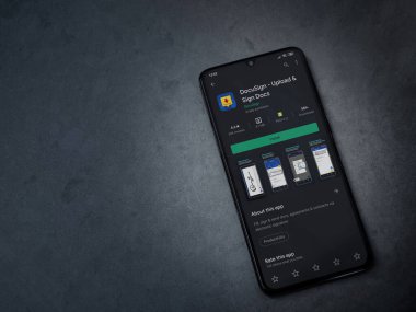 Lod, Israel - 8 Temmuz 2020: Docusign uygulaması oyun mağazası sayfası koyu mermer taştan arka planda siyah bir cep telefonunun ekranında. Üst görünüm düzlüğü kopyalama alanı ile yatıyordu.