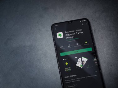 Lod, Israel - 8 Temmuz 2020: Evernote uygulaması oyun mağazası sayfası koyu mermer taştan arka planda siyah bir cep telefonu ekranında. Üst görünüm düzlüğü kopyalama alanı ile yatıyordu.