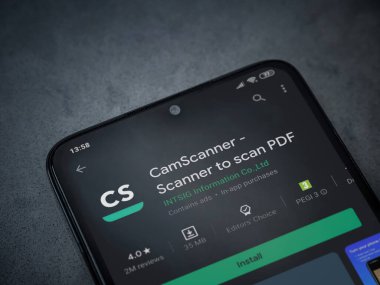Lod, Israel - 8 Temmuz 2020: Camsccanner uygulama oyun mağazası sayfası koyu mermer taşlı arka planda siyah bir cep telefonu ekranında. Üst görünüm düzlüğü kopyalama alanı ile yatıyordu.