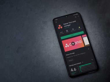 Lod, Israel - 8 Temmuz 2020: Asana uygulaması oyun mağazası sayfası koyu mermer taştan arka planda siyah bir cep telefonu ekranında. Üst görünüm düzlüğü kopyalama alanı ile yatıyordu.