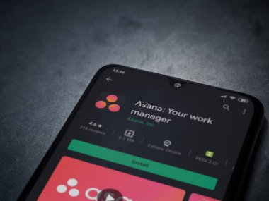 Lod, Israel - 8 Temmuz 2020: Asana uygulaması oyun mağazası sayfası koyu mermer taştan arka planda siyah bir cep telefonu ekranında. Üst görünüm düzlüğü kopyalama alanı ile yatıyordu.