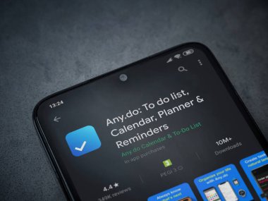 Lod, Israel - 8 Temmuz 2020: Herhangi bir uygulama oyun mağazası sayfası koyu mermer taşlı arka planda siyah bir cep telefonu ekranında. Üst görünüm düzlüğü kopyalama alanı ile yatıyordu.