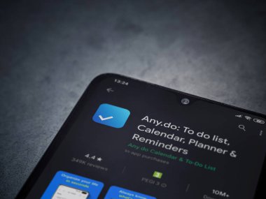 Lod, Israel - 8 Temmuz 2020: Herhangi bir uygulama oyun mağazası sayfası koyu mermer taşlı arka planda siyah bir cep telefonu ekranında. Üst görünüm düzlüğü kopyalama alanı ile yatıyordu.