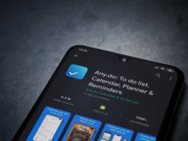 Lod, Israel - 8 Temmuz 2020: Herhangi bir uygulama oyun mağazası sayfası koyu mermer taşlı arka planda siyah bir cep telefonu ekranında. Üst görünüm düzlüğü kopyalama alanı ile yatıyordu.