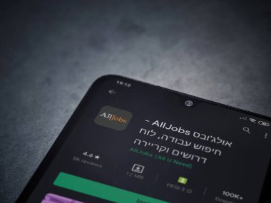 Lod, Israel - 8 Temmuz 2020: AllJobs uygulama oyun mağazası sayfası koyu mermer taşlı arka planda siyah bir cep telefonu ekranında. Üst görünüm düzlüğü kopyalama alanı ile yatıyordu.