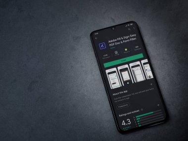 Lod, Israel - 8 Temmuz 2020: Adobe Doldur & İmzala uygulaması oyun mağazası sayfası koyu mermer taştan arka planda siyah bir cep telefonu görüntüsü. Üst görünüm düzlüğü kopyalama alanı ile yatıyordu.
