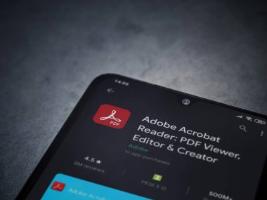 Lod, Israel - 8 Temmuz 2020: Adobe Acrobat Reader uygulama oyun mağazası sayfası koyu mermer taştan arka planda siyah bir cep telefonu görüntüsü. Üst görünüm düzlüğü kopyalama alanı ile yatıyordu.