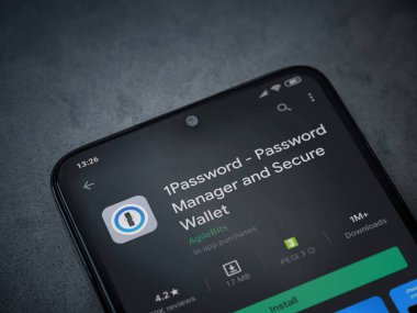 Lod, Israel - 8 Temmuz 2020: Parola uygulaması oyun mağazası sayfası koyu mermer taştan arka planda siyah bir cep telefonunun ekranında. Üst görünüm düzlüğü kopyalama alanı ile yatıyordu.