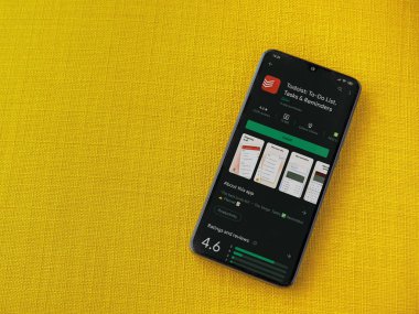 Lod, Israel - 8 Temmuz 2020: Todoist uygulama oyun mağazası sayfası sarı kumaş arka planda siyah bir cep telefonunun ekranında. Üst görünüm düzlüğü kopyalama alanı ile yatıyordu.
