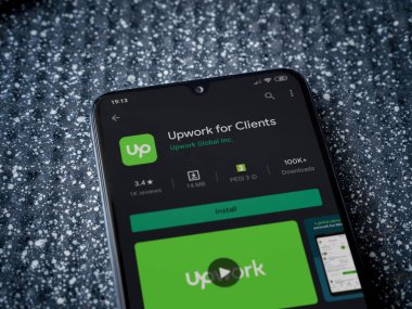 Lod, Israel - 8 Temmuz 2020: Metalik arka planda siyah bir cep telefonunun ekranında müşteriler için uygulama oyun mağazası sayfası güncellemesi. Üst görünüm yatağını kapat.