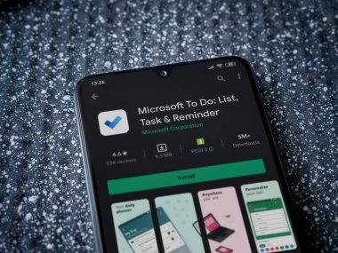Lod, Israel - 8 Temmuz 2020: Microsoft To Do app playshop sayfası metalik arka planda siyah bir cep telefonu ekranında. Üst görünüm yatağını kapat.