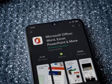 Lod, Israel - 8 Temmuz 2020: Microsoft Office uygulama oyun mağazası sayfası metalik arka planda siyah bir cep telefonunun ekranında. Üst görünüm yatağını kapat.