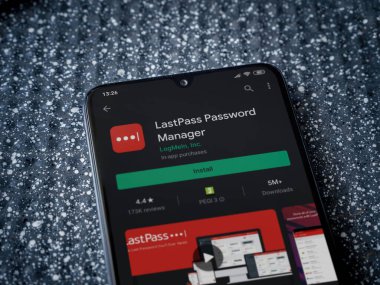 Lod, Israel - 8 Temmuz 2020: LastPass Şifre Yöneticisi uygulama oyun mağazası sayfası metalik arka planda siyah bir cep telefonu görüntüsü. Üst görünüm yatağını kapat.