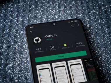 Lod, Israel - 8 Temmuz 2020: GitHub uygulama oyun mağazası sayfası metalik arka planda siyah bir cep telefonunun ekranında. Üst görünüm yatağını kapat.