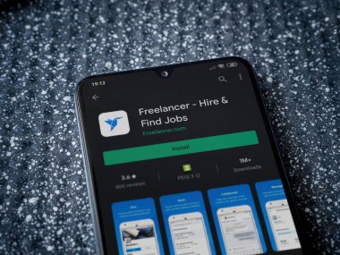 Lod, Israel - 8 Temmuz 2020: Metalik arka planda siyah bir cep telefonunun ekranında Freelancer uygulaması oyun mağazası sayfası. Üst görünüm yatağını kapat.