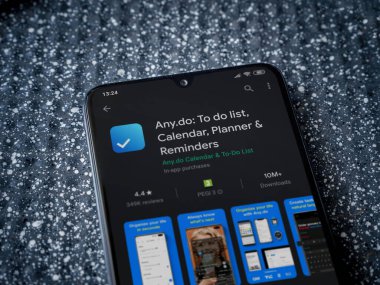 Lod, Israel - 8 Temmuz 2020: Herhangi bir uygulama oyun mağazası sayfasında metalik arka planda siyah bir cep telefonu görüntüsü. Üst görünüm yatağını kapat.