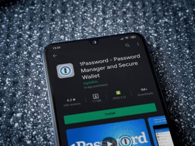 Lod, Israel - 8 Temmuz 2020: Parola uygulaması oyun mağazası sayfası metalik arka planda siyah bir cep telefonunun ekranında. Üst görünüm yatağını kapat.
