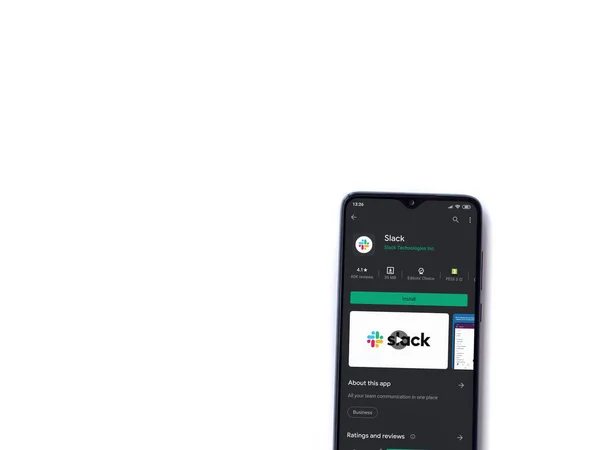 Lod Israel 2020年7月8日 白い背景に隔離された黒い携帯電話のディスプレイ上のSlackアプリのプレイストアページ コピースペース付きのトップビューフラットレイ — ストック写真