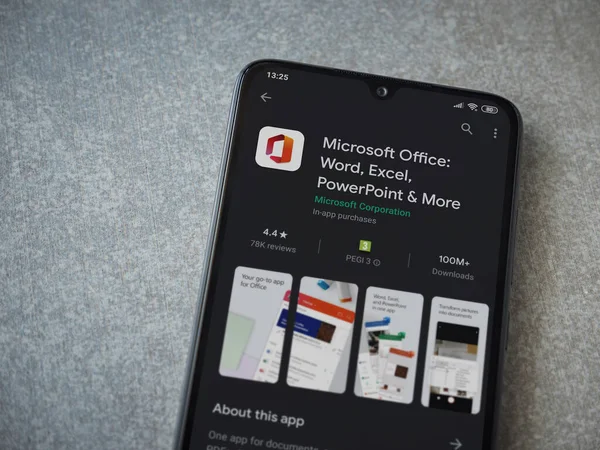 Lod, Israel - 8 Temmuz 2020: Microsoft Office uygulama oyun mağazası sayfası seramik taş zemin üzerinde siyah bir cep telefonu görüntüsü. Üst görünüm düzlüğü kopyalama alanı ile yatıyordu.
