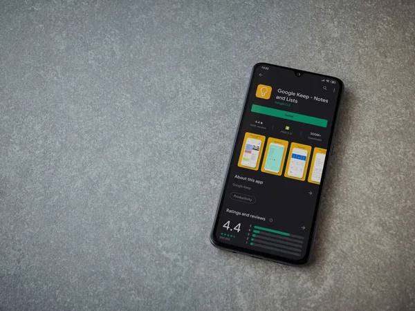 Lod, Israel - 8 Temmuz 2020: Google Keep uygulaması oyun mağazası sayfası seramik taş zemin üzerinde siyah bir cep telefonu görüntüsü. Üst görünüm düzlüğü kopyalama alanı ile yatıyordu.