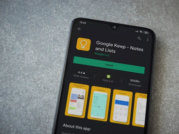 Lod, Israel - 8 Temmuz 2020: Google Keep uygulaması oyun mağazası sayfası seramik taş zemin üzerinde siyah bir cep telefonu görüntüsü. Üst görünüm düzlüğü kopyalama alanı ile yatıyordu.