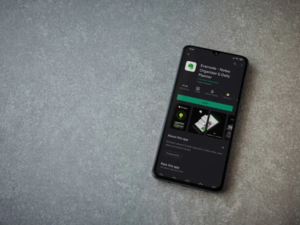 Lod, Israel - 8 Temmuz 2020: Evernote uygulaması oyun mağazası sayfası seramik taş zemin üzerinde siyah bir cep telefonu görüntüsü. Üst görünüm düzlüğü kopyalama alanı ile yatıyordu.