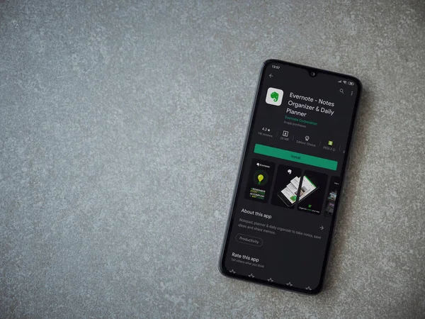 Lod, Israel - 8 Temmuz 2020: Evernote uygulaması oyun mağazası sayfası seramik taş zemin üzerinde siyah bir cep telefonu görüntüsü. Üst görünüm düzlüğü kopyalama alanı ile yatıyordu.