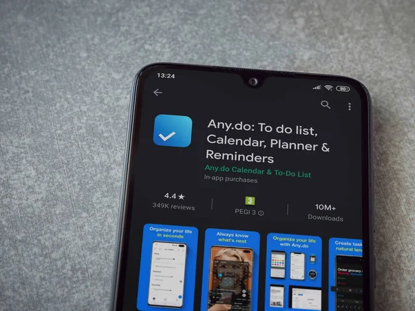 Lod, Israel - 8 Temmuz 2020: Herhangi bir uygulama oyun mağazası sayfasında seramik taş zemin üzerinde siyah bir cep telefonu görüntüsü. Üst görünüm düzlüğü kopyalama alanı ile yatıyordu.