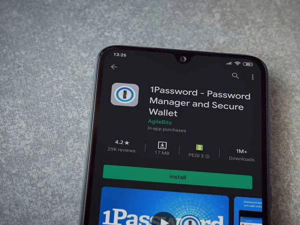 Lod, Israel - 8 Temmuz 2020: Parola uygulaması oyun mağazası sayfası seramik taş zemin üzerinde siyah bir cep telefonu görüntüsü. Üst görünüm düzlüğü kopyalama alanı ile yatıyordu.