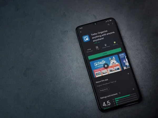 Lod, Israel - 8 Temmuz 2020: Trello uygulaması oyun mağazası sayfası koyu mermer taştan arka planda siyah bir cep telefonu ekranında. Üst görünüm düzlüğü kopyalama alanı ile yatıyordu.