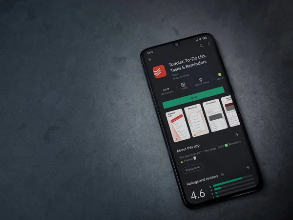 Lod, Israel - 8 Temmuz 2020: Todoist uygulama oyun mağazası sayfası koyu mermer taşlı arka planda siyah bir cep telefonu ekranında. Üst görünüm düzlüğü kopyalama alanı ile yatıyordu.
