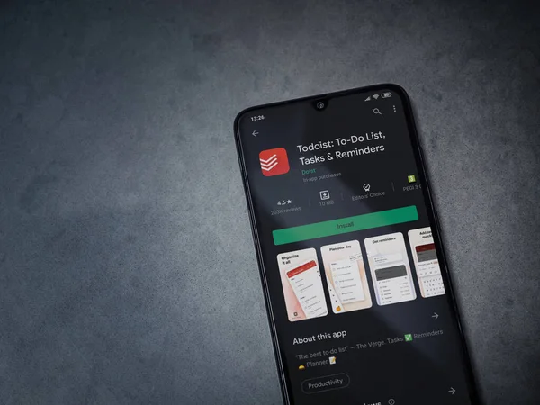 Lod, Israel - 8 Temmuz 2020: Todoist uygulama oyun mağazası sayfası koyu mermer taşlı arka planda siyah bir cep telefonu ekranında. Üst görünüm düzlüğü kopyalama alanı ile yatıyordu.