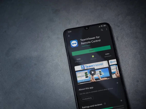 Lod, Israel - 8 Temmuz 2020: Takım İzleyici uygulama oyun mağazası sayfası koyu mermer taştan arka planda siyah bir cep telefonunun ekranında. Üst görünüm düzlüğü kopyalama alanı ile yatıyordu.