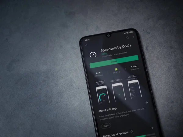 Lod, Israel - 8 Temmuz 2020: Koyu mermer taştan arka planda siyah bir cep telefonunun ekranında en hızlı uygulama oyun mağazası sayfası. Üst görünüm düzlüğü kopyalama alanı ile yatıyordu.