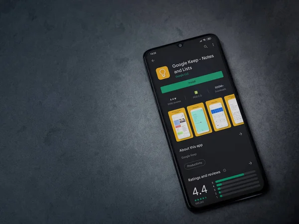 Lod, Israel - 8 Temmuz 2020: Google Keep uygulaması oyun mağazası sayfası koyu mermer taşlı arka planda siyah bir cep telefonu ekranında. Üst görünüm düzlüğü kopyalama alanı ile yatıyordu.