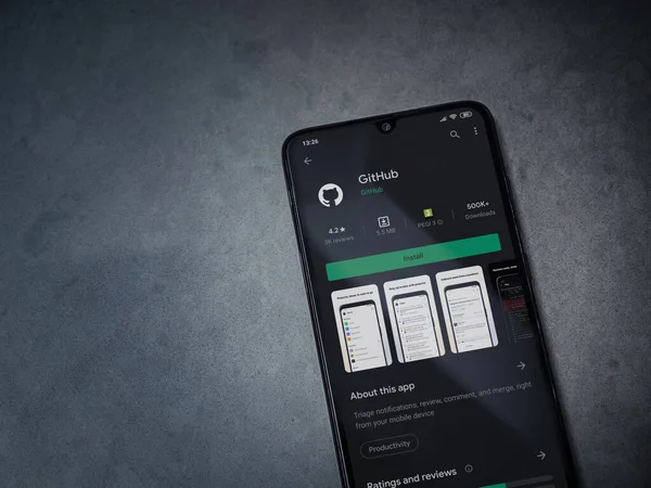 Lod, Israel - 8 Temmuz 2020: GitHub uygulama oyun mağazası sayfası koyu mermer taştan arka planda siyah bir cep telefonu ekranında. Üst görünüm düzlüğü kopyalama alanı ile yatıyordu.