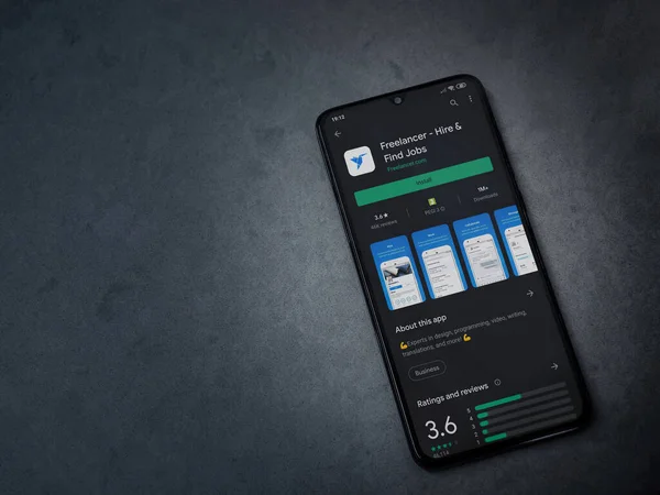 Lod, Israel - 8 Temmuz 2020: Freelancer uygulama oyun mağazası sayfası koyu mermer taştan arka planda siyah bir cep telefonunun ekranında. Üst görünüm düzlüğü kopyalama alanı ile yatıyordu.
