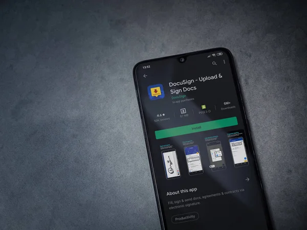 Lod, Israel - 8 Temmuz 2020: Docusign uygulaması oyun mağazası sayfası koyu mermer taştan arka planda siyah bir cep telefonunun ekranında. Üst görünüm düzlüğü kopyalama alanı ile yatıyordu.