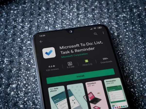 Lod, Israel - 8 Temmuz 2020: Microsoft To Do app playshop sayfası metalik arka planda siyah bir cep telefonu ekranında. Üst görünüm yatağını kapat.
