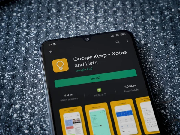 Lod, Israel - 8 Temmuz 2020: Google Keep uygulaması oyun mağazası sayfası metalik arka planda siyah bir cep telefonu ekranında. Üst görünüm yatağını kapat.