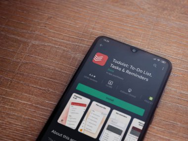 Lod, Israel - 8 Temmuz 2020: Todoist uygulama oyun mağazası sayfası ahşap arka planda siyah bir cep telefonunun ekranında. Üst görünüm düzlüğü kopyalama alanı ile yatıyordu.