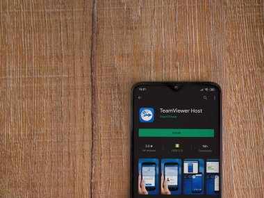 Lod, Israel - 8 Temmuz 2020: Takım İzleyici Uygulama uygulaması oyun sayfası ahşap arka planda siyah bir cep telefonunun ekranında. Üst görünüm düzlüğü kopyalama alanı ile yatıyordu.