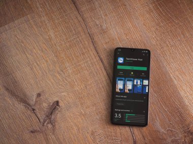 Lod, Israel - 8 Temmuz 2020: Takım İzleyici Uygulama uygulaması oyun sayfası ahşap arka planda siyah bir cep telefonunun ekranında. Üst görünüm düzlüğü kopyalama alanı ile yatıyordu.