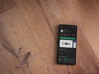 Lod, Israel - 8 Temmuz 2020: Ahşap arka planda siyah bir cep telefonu sergilenen uygulamalı oyun mağazası sayfası. Üst görünüm düzlüğü kopyalama alanı ile yatıyordu.